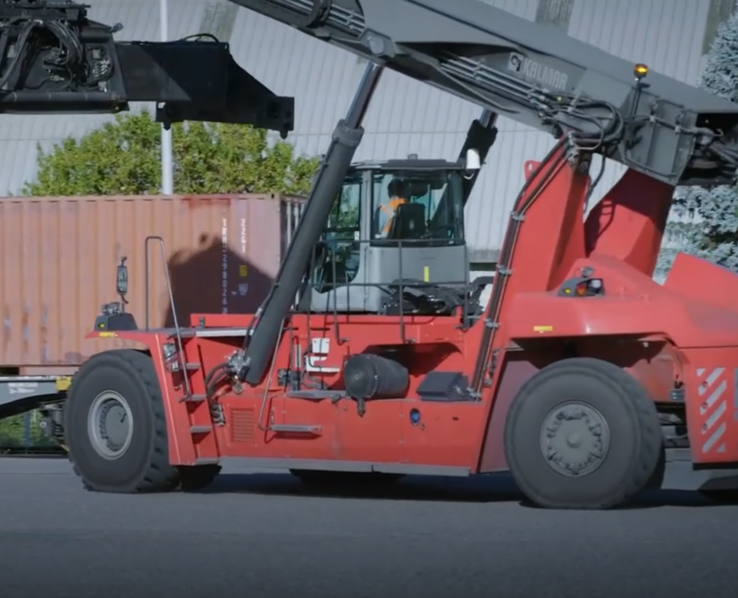 Шины BKT PORTMAX PM 90 18.00R25 и 18.00R33 на портовой технике